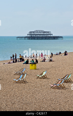 La gente sulla spiaggia di Brighton Foto Stock