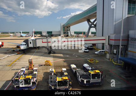 Di aeromobili e di gate overbridge, Terminal Nord, dall'aeroporto di Gatwick di Londra, Crawley, West Sussex, in Inghilterra, Regno Unito Foto Stock