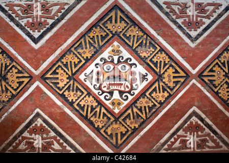 Patii decorati con rilievi policromi del dio Aiapec. Foto Stock