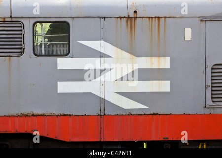 Ruggine di locomotive diesel che mostra la British Rail logo Foto Stock