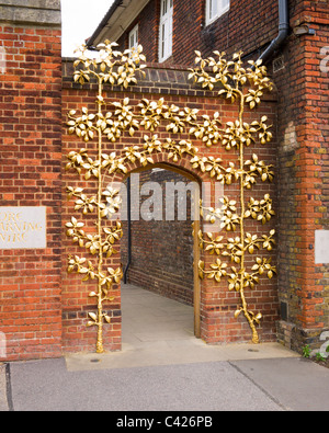 Cancello di ingresso a Clore Learning Center presso il Palazzo di Hampton Court, Londra, Inghilterra Foto Stock