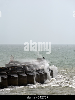 Il mare in tempesta la rottura su Brighton Marina frangiflutti. Foto Stock