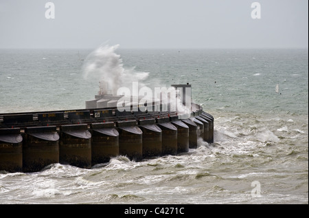 Mare tempestoso rottura su Brighton Marina. Foto Stock