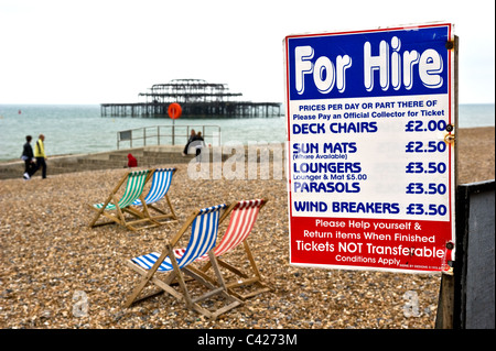 Un segno pubblicità i costi di noleggio di sedie a sdraio sulla spiaggia di Brighton. Foto Stock