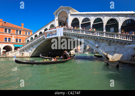 Ponte di Rialto sul Canal Grande di Venezia. L'Italia. Foto Stock