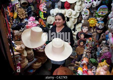 Il Perù, Cajamarca, donna indiana di vendita cappelli tipici. Foto Stock