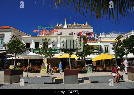 Ristorante esterno, Largo Eng Duarte Pacheco, Albufeira, regione di Algarve, PORTOGALLO Foto Stock