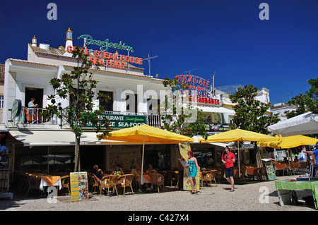 Ristorante esterno, Largo Eng Duarte Pacheco, Albufeira, regione di Algarve, PORTOGALLO Foto Stock