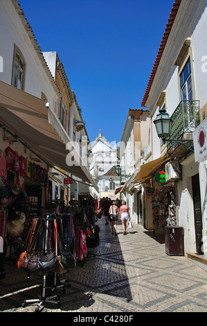 Strada stretta nel centro storico, Albufeira, regione dell'Algarve, Portogallo Foto Stock