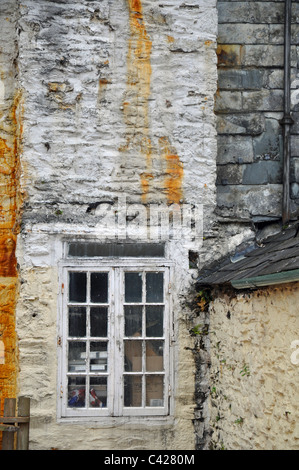 Morwellham Quay, Devon, Inghilterra: decadimento e macchie di ruggine su un vecchio edificio Foto Stock