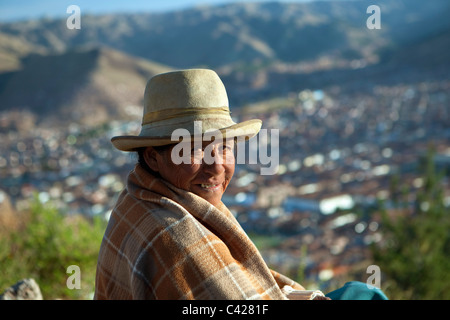 Il Perù, Cusco Cuzco, donna indiana a Viewpoint Cristo Blanco. UNESCO - Sito Patrimonio dell'umanità. Foto Stock
