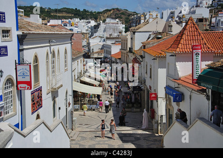 Rua pedonale 5 de Outubro, Città Vecchia, Albufeira, Regione dell'Algarve, Portogallo Foto Stock