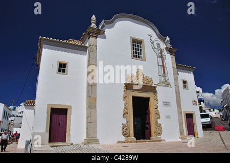 Chiesa di Sao Vincente, Praca Miguel Bombarda, Città Vecchia, Albufeira, Regione dell'Algarve, Portogallo Foto Stock