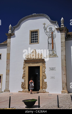 Chiesa di Sao Vincente, Praca Miguel Bombarda, Città Vecchia, Albufeira, Regione dell'Algarve, Portogallo Foto Stock