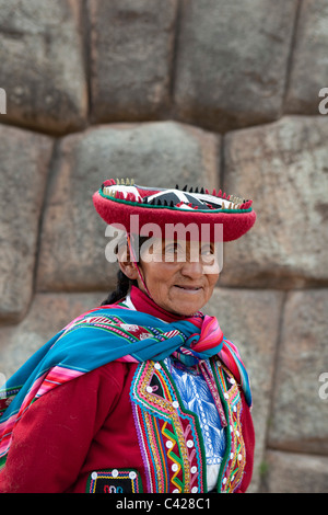 Il Perù, Cusco Cuzco, Saqsayhuaman, Sacsayhuaman, Sacsaywaman. Le donne indiane. UNESCO - Sito Patrimonio dell'umanità. Foto Stock