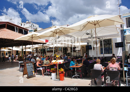 Ristoranti all'aperto sulla spiaggia, Old Town, Albufeira, Algarve Region, Portogallo Foto Stock