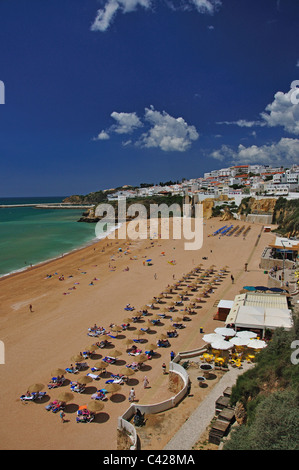 File di ombrelli di paglia, Praia de Peneco, Albufeira, Regione Algarve, Portogallo Foto Stock