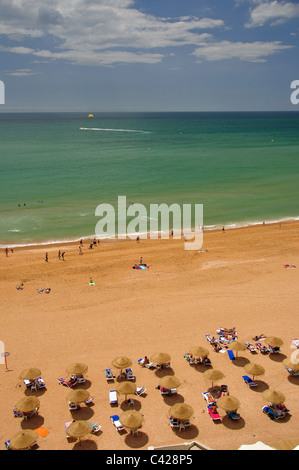 File di ombrelli di paglia, Praia de Peneco, Albufeira, Regione Algarve, Portogallo Foto Stock