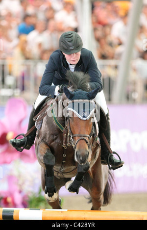 Brillò Dominique del Canada riding ROXY ragazza durante il 2010 Singapore Olimpiadi della Gioventù Equestrian Jumping singoli Round B. Foto Stock