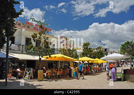 Ristorante esterno, Largo Eng Duarte Pacheco, Albufeira, regione di Algarve, PORTOGALLO Foto Stock