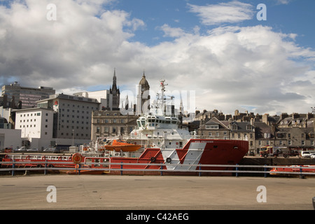 Aberdeen Scotland Regno Unito guardando attraverso il porto con i campanili della città vecchia skyline del centro dietro Foto Stock