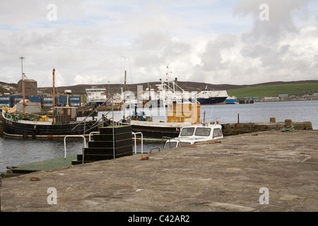 Lerwick Scotland Regno Unito traghetti e imbarcazioni da pesca ormeggiate nel porto di questo principale porto commerciale di Isole Shetland al riparo deep water port Foto Stock