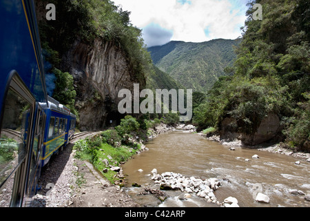 Il Perù, Aguas Calientes, Machu Picchu, in treno da Ollantaytambo ad Aguas Calientes. Foto Stock