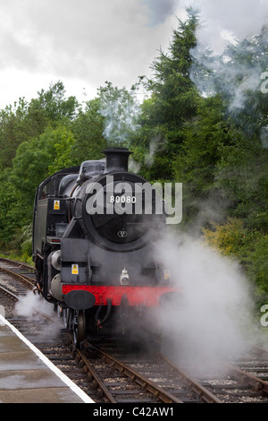 Durante la Seconda guerra mondiale il treno, Princess Royal Class locomotiva a vapore fiducia ex British Railways enigmi 'Standard' 4MT 2-6-4T numero di locomotiva 80080 L 1940'3 Weekend di guerra a Lancaster, Lancashire, Maggio 2011 Foto Stock