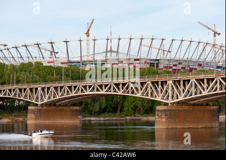 Lo stadio nazionale durante la costruzione affacciato sul fiume Vistola, Varsavia, Polonia Foto Stock