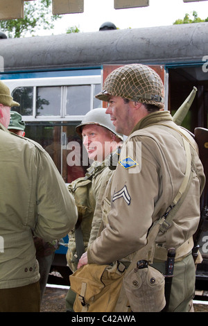 Rievocazione a British Railway Station  il 1940'3 Weekend di guerra gli attori a stazione di Lancaster, Lancashire, Maggio 2011 Foto Stock