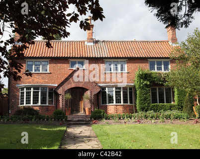 Una grande casa unifamiliare in U.K. Foto Stock