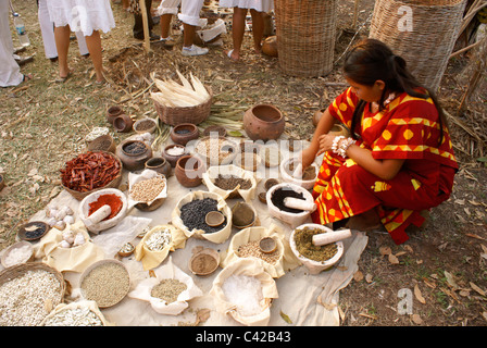 Donna macinazione di spezie ed erbe in un mercato Maya, Sacro viaggio Maya 2011 evento, Parco di Xcaret,, Riviera Maya, Quintana Roo, Messico Foto Stock