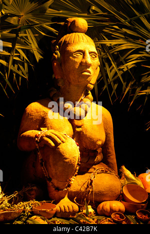 Statua di Ixchel, Maya la fertilità e la dea Luna, circondato da offerte, Parco di Xcaret, Riviera Maya, Quintana Roo, Messico Foto Stock