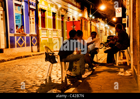La gente seduta in street presso il bar in Olinda Brasile nord-orientale Foto Stock