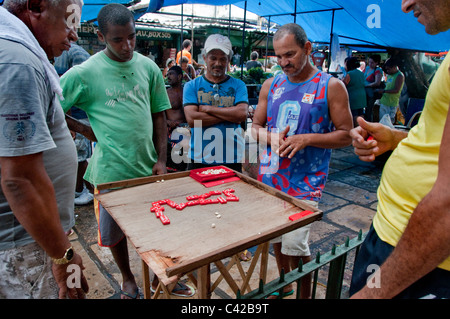 Gioco di Domino al di fuori del mercato a Recife, Brasile nord-orientale Foto Stock