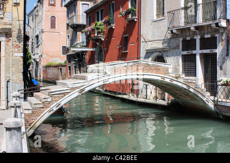 Ponte Chiodo. Ponte senza parapetto attraverso il canale Rio de San Felice, Cannaregio Venezia Foto Stock