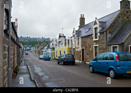 Guardando lungo la strada nuova di un tipico villaggio di pescatori street in Moray. La Scozia. Regno Unito. Foto Stock