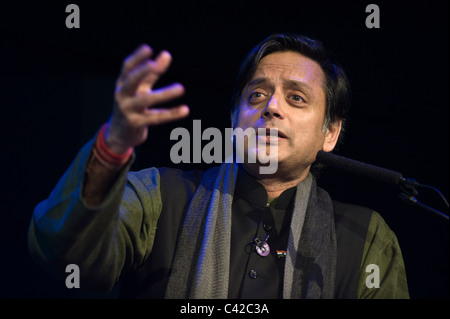 Shashi Tharoor romanziere indiano e politico nella foto a Hay Festival 2011 Foto Stock