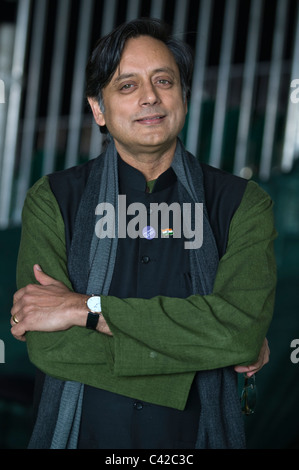 Shashi Tharoor romanziere indiano e politico nella foto a Hay Festival 2011 Foto Stock