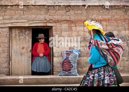Il Perù, Huancarani, Indiana di donne e bambini. Foto Stock