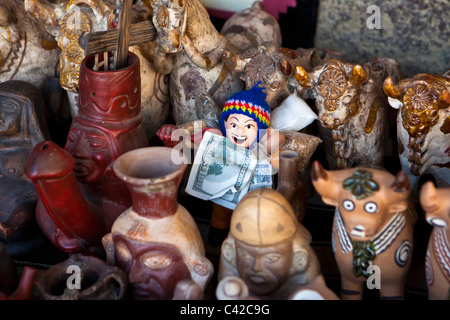 Il Perù, Ollantaytambo, negozio di souvenir in vendita. Foto Stock