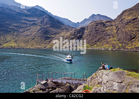 Nave da crociera bella Jane è arrivare al pontile in Loch Scavaig da dove i passeggeri possono accedere a Loch Coruisk Foto Stock