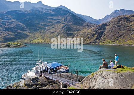 Nave da crociera bella Jane è arrivato alla fase di atterraggio in Loch Scavaig da dove i passeggeri possono accedere a Loch Coruisk Foto Stock