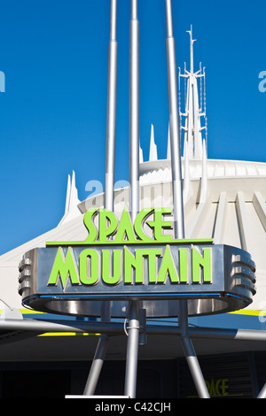 Nuovo segno per il modernizzato in montagna spaziale roller coaster ride di attrazione in Tomorrowland nel Regno Magico di Disney World Foto Stock