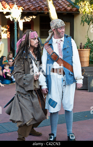 Membri del cast in costume per il capitano Jack Sparrow mostra nel Regno Magico di Disney World, Kissimmee, Florida Foto Stock