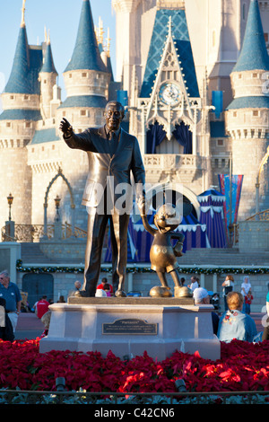 Walt Disney e Mickey Mouse in partner statua nel Regno Magico di Disney World, Kissimmee, Florida Foto Stock