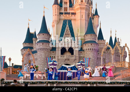 Mostra a Cenerentola il castello dispone di molti personaggi Disney in costume nel Regno Magico di Disney World, Kissimmee, Florida Foto Stock