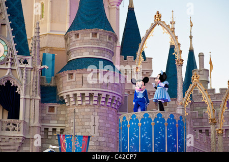 Mostra a Cenerentola il castello dispone di molti personaggi Disney in costume nel Regno Magico di Disney World, Kissimmee, Florida Foto Stock