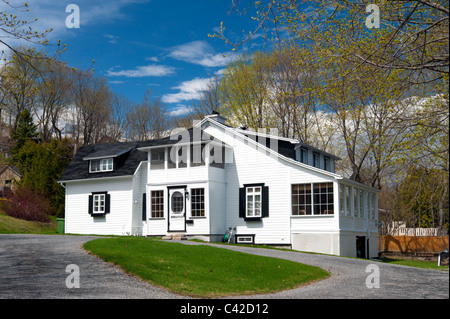 Bianco e nero a casa a due piani in La Malbaie, regione di Charlevoix, provincia del Québec in Canada. Foto Stock