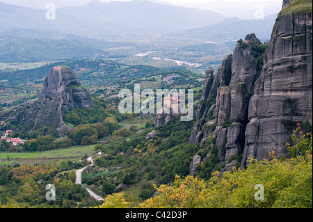 Panorama delle rocce di Meteora, con San Nicola Anapafsas monastero nel centro, Foto Stock